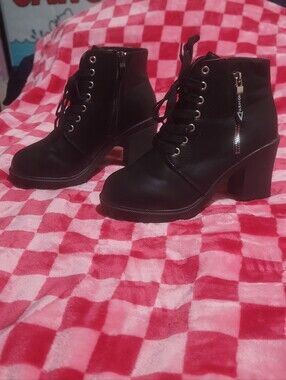 Women’s Black Lace-Up Block Heel Ankle Boots -